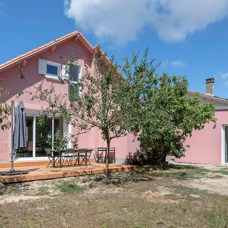 Hébergement de vacances Maison Moderne Avec Jardin Pour 8 à *