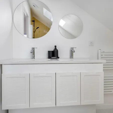 Hébergement de vacances Maison Moderne Avec Jardin Pour 8 à *