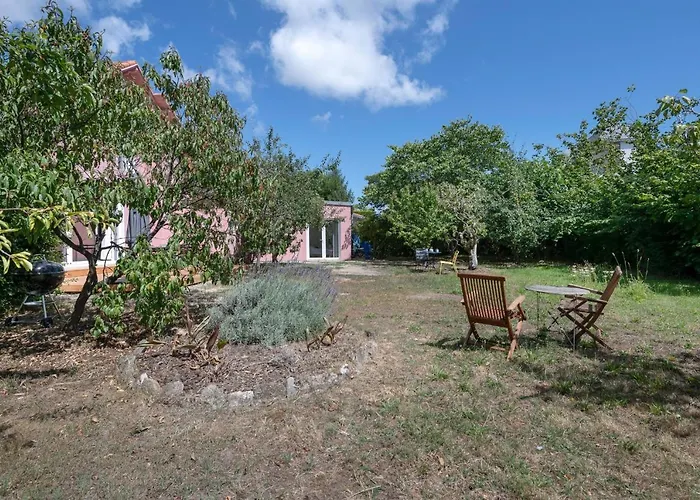 Hébergement de vacances Maison Moderne Avec Jardin Pour 8 à *