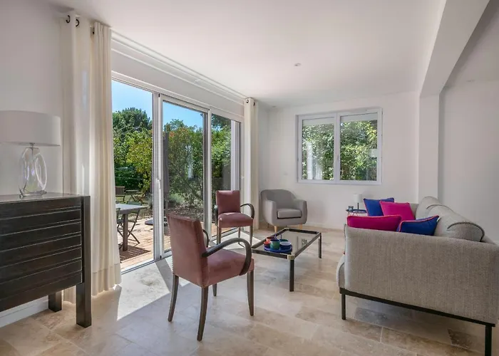 Maison Moderne Avec Jardin Pour 8 à Hébergement de vacances *